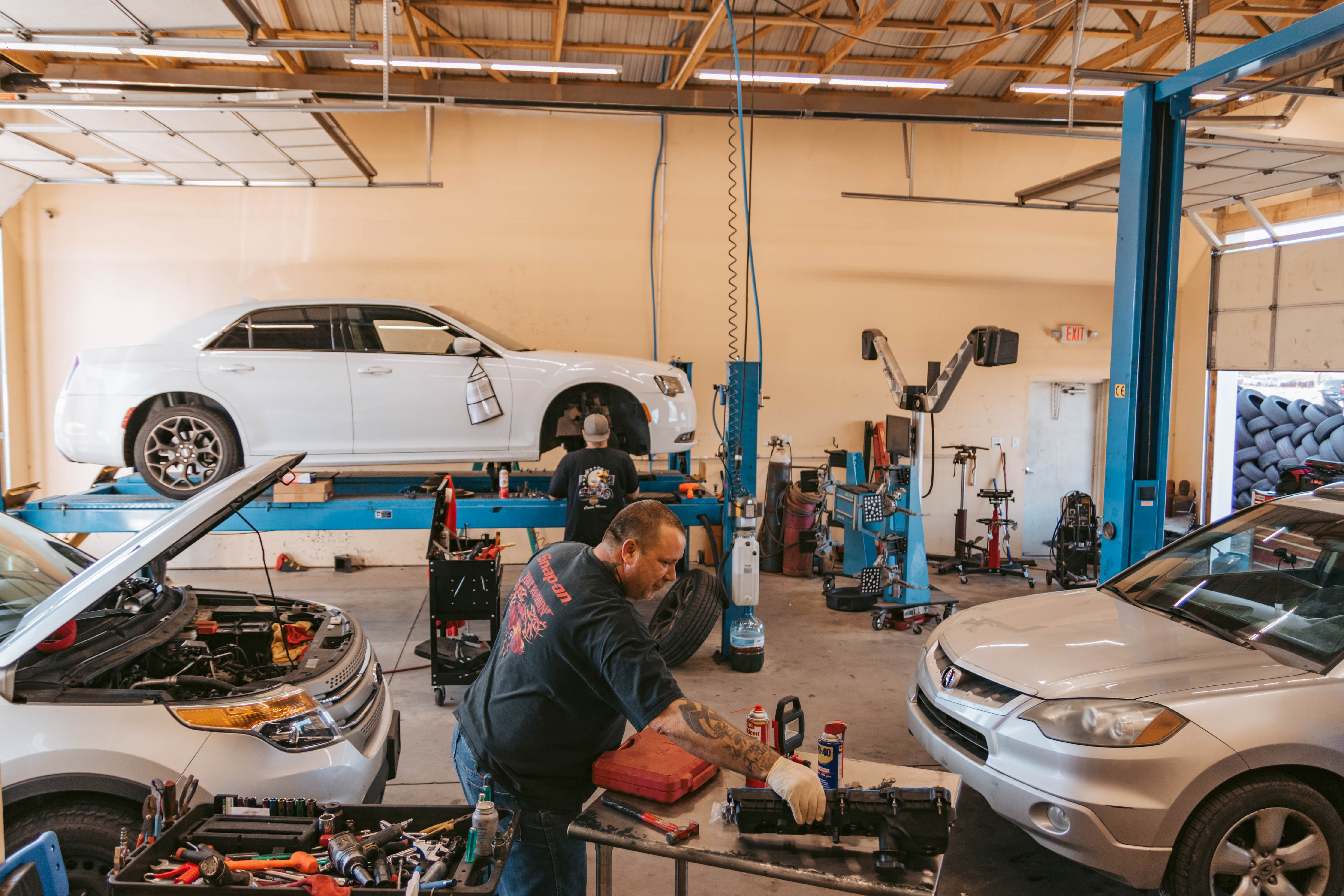  mechanic fixing a cars